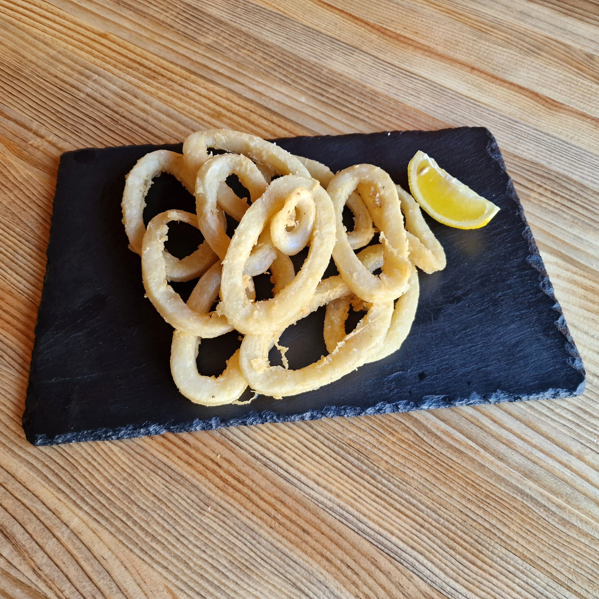 Calamares a la andaluza Raíces y Barriles