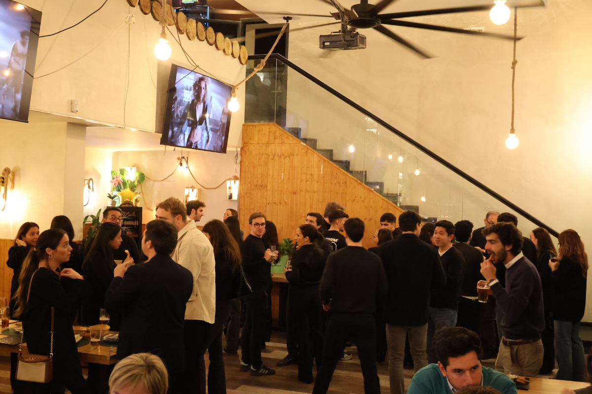 Asistentes a un evento de empresa en San Blas, Madrid